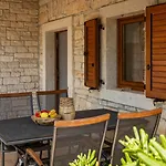 Rustic Casa Mate With 2 Bedrooms In Tinjan * Kringa