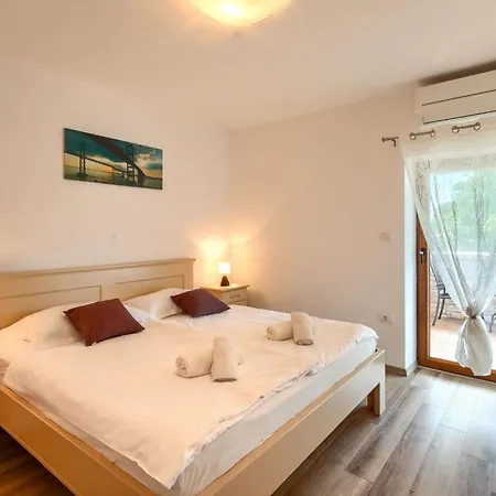 Rustic Casa Mate With 2 Bedrooms In Tinjan ヴィラ