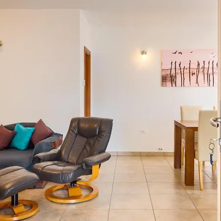 Rustic Casa Mate With 2 Bedrooms In Tinjan Villa