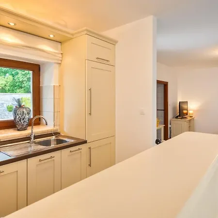 Rustic Casa Mate With 2 Bedrooms In Tinjan Kringa