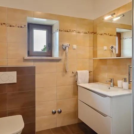 Rustic Casa Mate With 2 Bedrooms In Tinjan