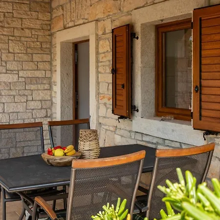 Rustic Casa Mate With 2 Bedrooms In Tinjan * Kringa