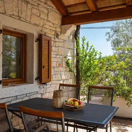 Rustic Casa Mate With 2 Bedrooms In Tinjan Villa Kringa