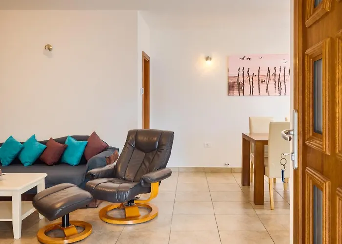 Rustic Casa Mate With 2 Bedrooms In Tinjan Villa