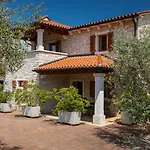 Villa Rustic Casa Mate With 2 Bedrooms In Tinjan Kringa