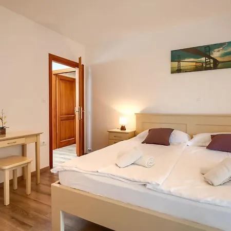 Rustic Casa Mate With 2 Bedrooms In Tinjan Kringa