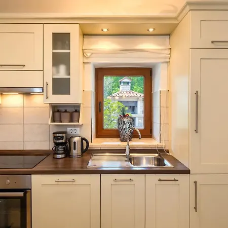 Rustic Casa Mate With 2 Bedrooms In Tinjan *