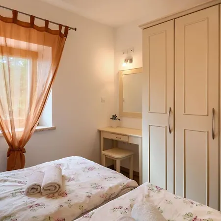 Rustic Casa Mate With 2 Bedrooms In Tinjan Willa