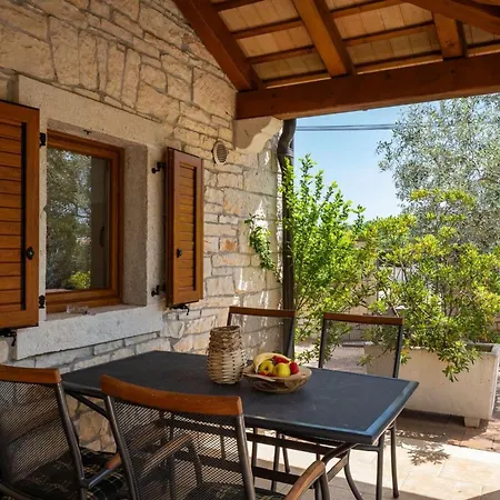 Rustic Casa Mate With 2 Bedrooms In Tinjan *