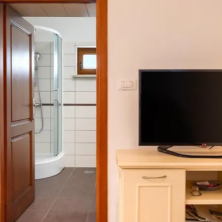 Rustic Casa Mate With 2 Bedrooms In Tinjan Kringa