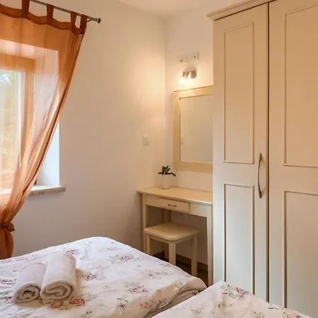 Vila Rustic Casa Mate With 2 Bedrooms In Tinjan Kringa
