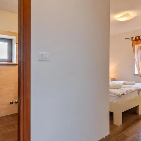 Rustic Casa Mate With 2 Bedrooms In Tinjan Kringa