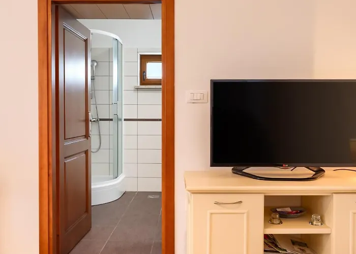 Rustic Casa Mate With 2 Bedrooms In Tinjan Kringa