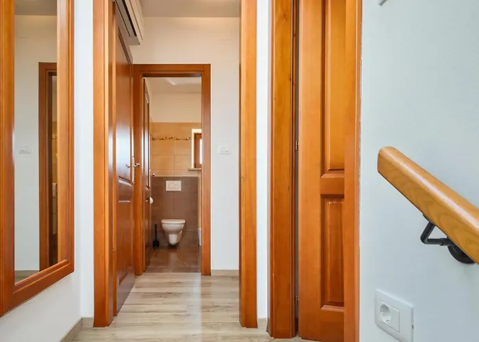 Rustic Casa Mate With 2 Bedrooms In Tinjan *