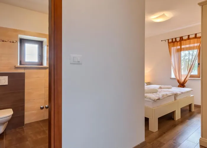 Rustic Casa Mate With 2 Bedrooms In Tinjan Kringa